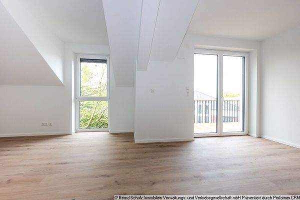 9 Wohnzimmer mit Blick Richtung Balkon