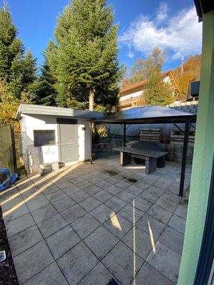 Moderne Terrasse im Grünen