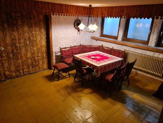 Esszimmer mit Holzwänden