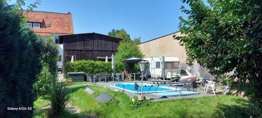 Herrlich, so ein Pool im Garten