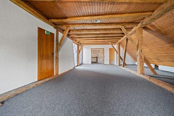 Raumansicht 1 mit Holzbalkendecke