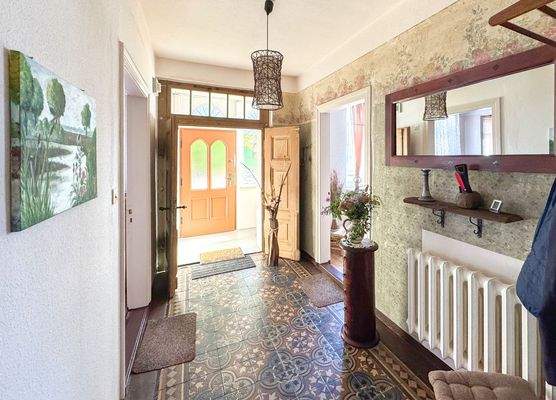 ...mit Wandmalerei und Schmuckfliesen am Boden