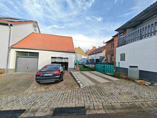 2 Garagen + Stellplätze hinterm Haus