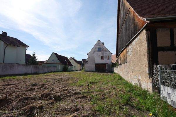 Garten mit Blick auf Mehrfamilienhaus