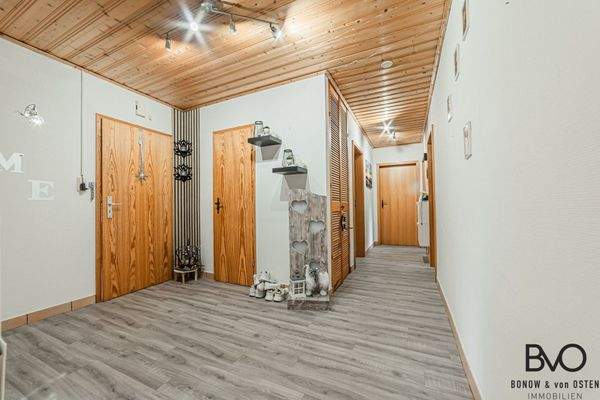 Einladender Flur mit modernem Bodenbelag