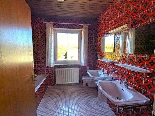 Retro-Bad mit Wanne und Dusche im OG