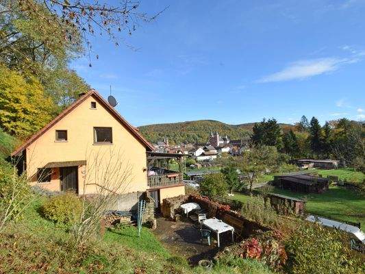 Auf dem Dach des Nebengebäudes befindet sich eine große und sonnenverwöhnte Terrasse