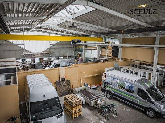 Großflächiger Lagerbereich mit professioneller Infrastruktur