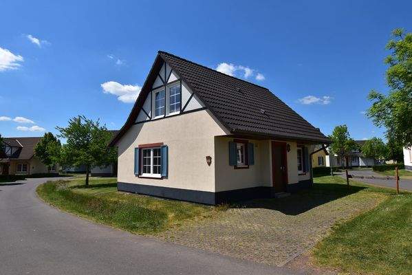 Freistehendes 4-Personen-Ferienhaus mit neuer Küche und 2 Bädern im Ferienresort Cochem001