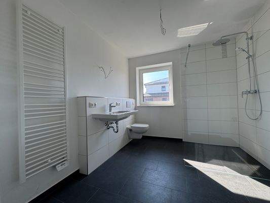 Tageslichbad mit ebenerdiger Dusche