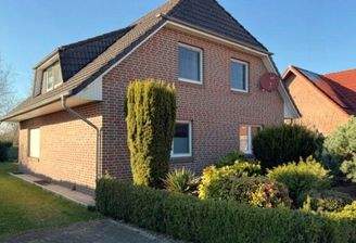 Vorderansicht mit Vorgarten