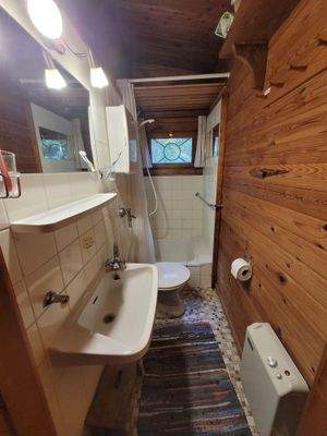 Badezimmer mit Fenster