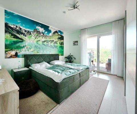 Schönes Schlafzimmer mit Zugang zur Terrasse