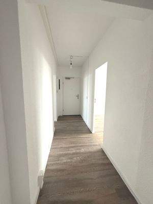 Heller Flur mit Holzboden