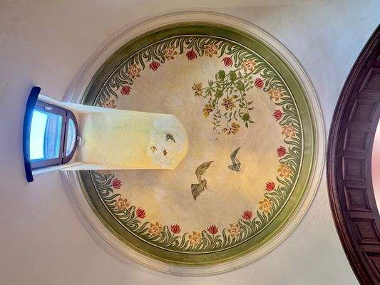 Prunkvolle Deckenmalerein