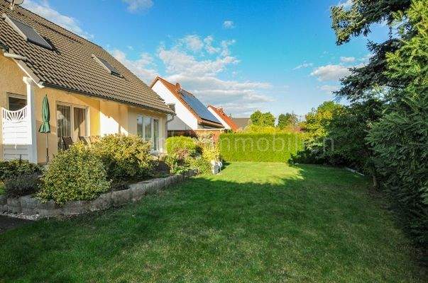 gemütlicher Garten umgeben von hohen Hecken