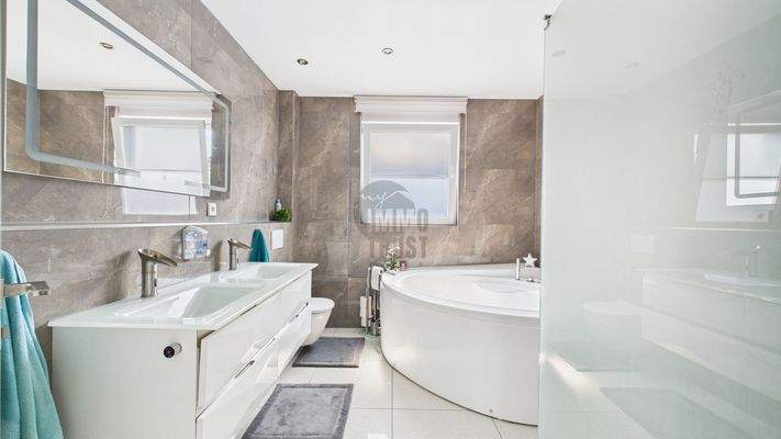 Badezimmer (Dusche & Badewanne) OG