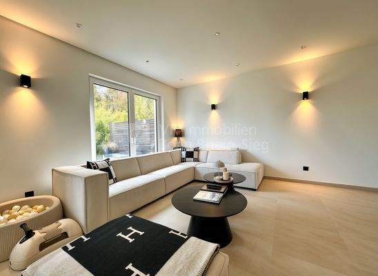 Wohnzimmer mit Fenster - (KI bearbeitet)