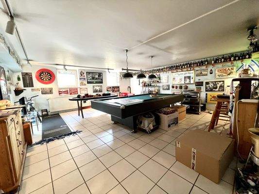 großer Hobbyraum im Keller