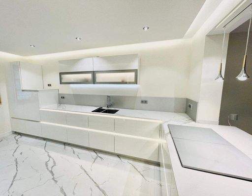 Maßgefertigte- neuwertige Einbauküche.jpg