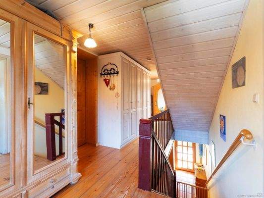 Der Flurbereich im Obergeschoss mit Zugang zu den Zimmern