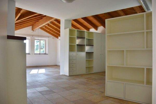 Wohnzimmer mit Bürobereich