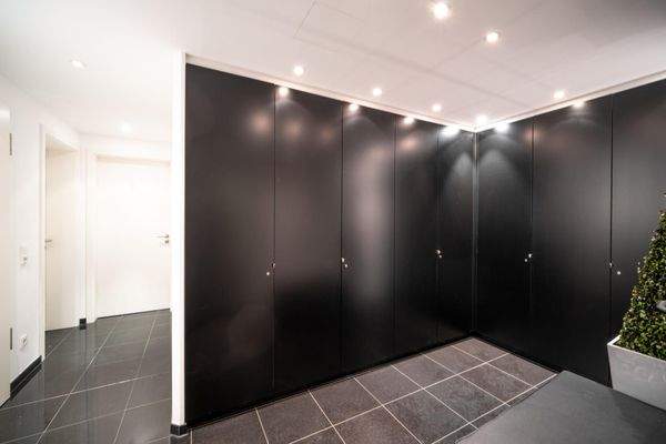 Aufwendige Einbauschränke für Sportgeräte im Keller