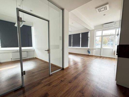 Büro 2 & Blick gen Entré