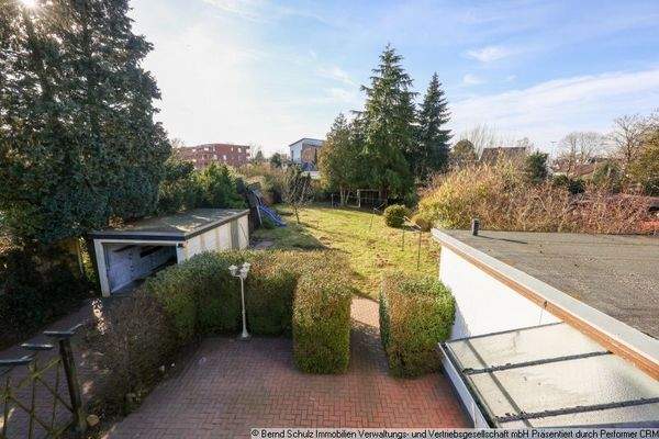 24 Blick in Garten und auf die Garage