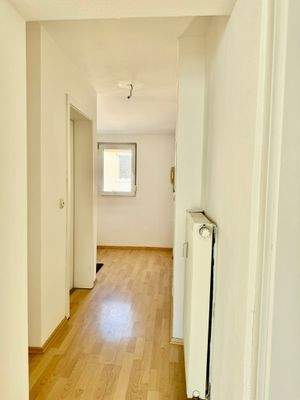 Heller Flur mit Fenster