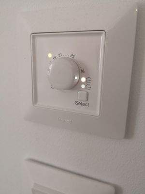 Weißer Heizungsregler