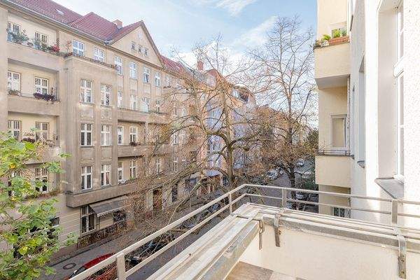 Blick vom Balkon auf die Straße