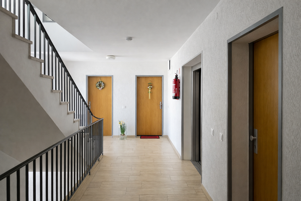 Das helle Treppenhaus und ein moderner Fahrstuhl erschliessen alle Ebenen