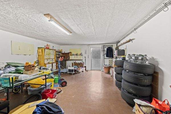 großer als Hobbyraum nutzbarer Raum im Untergeschoss mit Ausgang