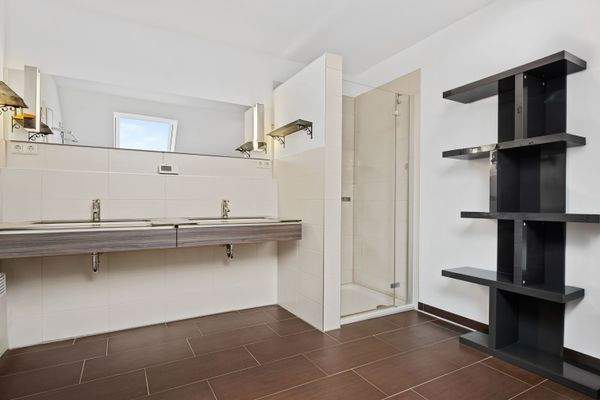 OG | Tageslichtbad mit Dusche, Wanne, WC und Doppelwaschbecken