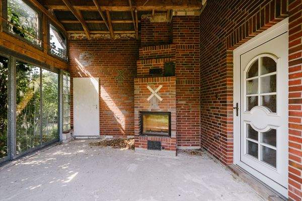 Hintere gemauerte Gartenhaus Terrasse mit Kamin
