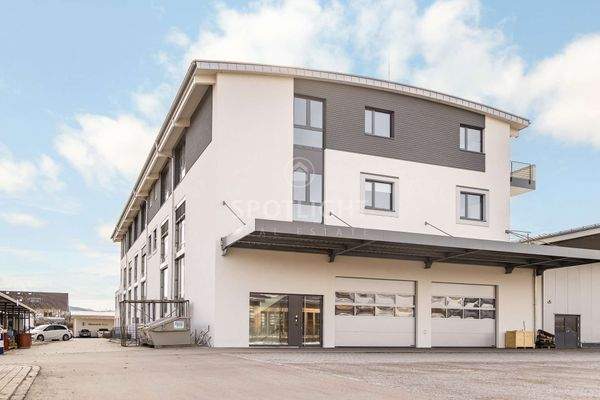 Nordansicht mit Tore in Halle