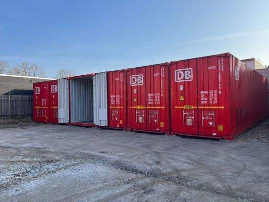 Außenansicht mit davor befindlicher Verkehrsfläche