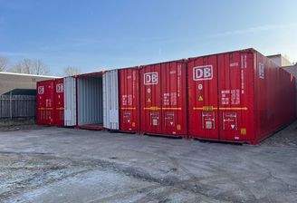 Außenansicht mit davor befindlicher Verkehrsfläche