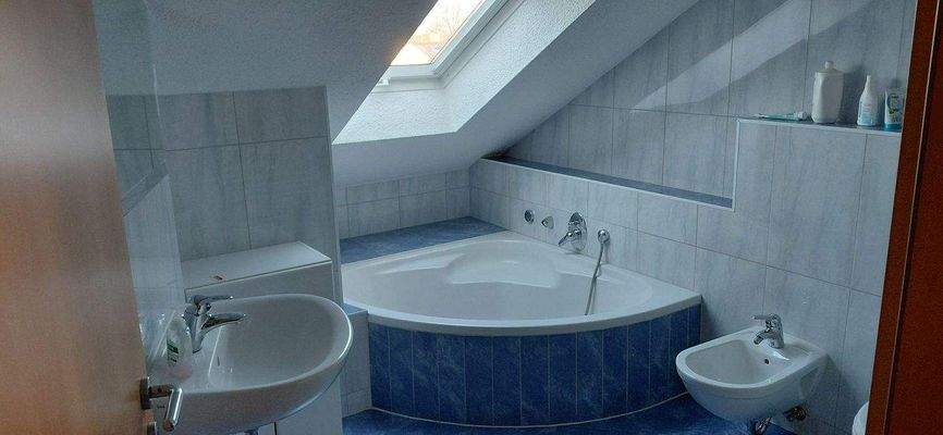 helles Bad mit Eckwanne und Bidet.jpg