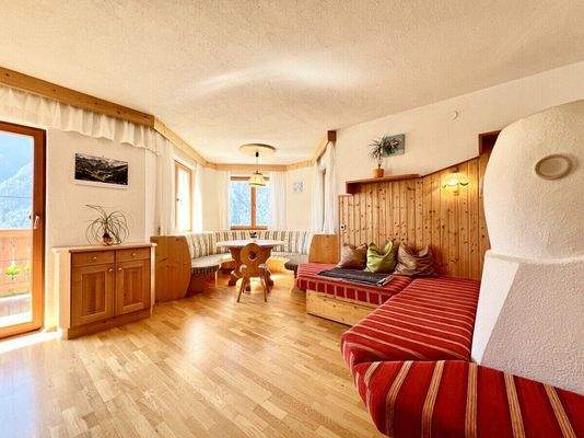 Wohnzimmer mit Holzofen im EG