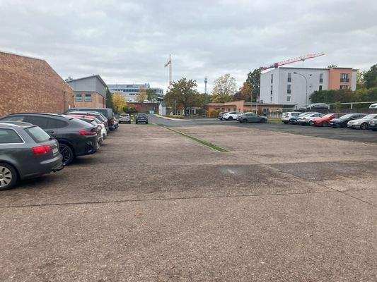 Zu-und Abfahrt zur Halle 