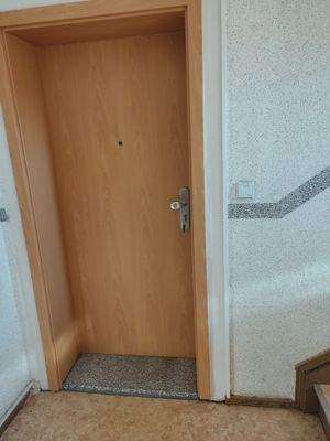 AO 3 1. OG rechts Wohnungseingang vom Treppenhaus