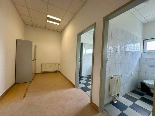 Umkleiden, Dusche und WC's