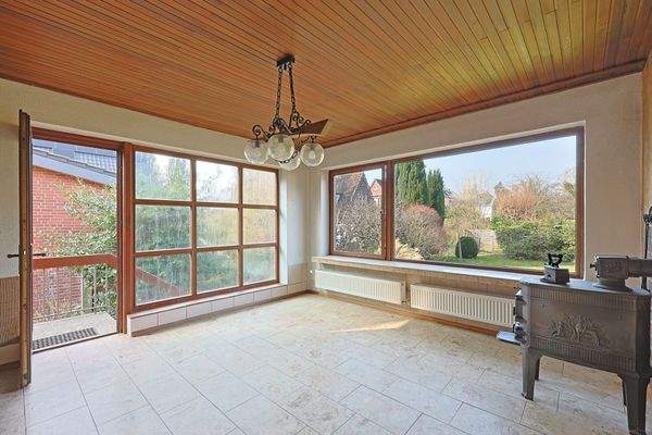 Zimmer im Anbau mit großen Fenstern zum Garten