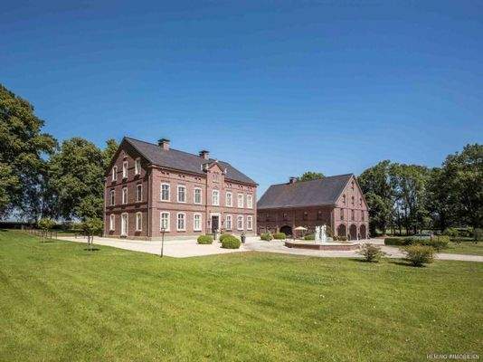 Haupthaus mit Nebengebäude