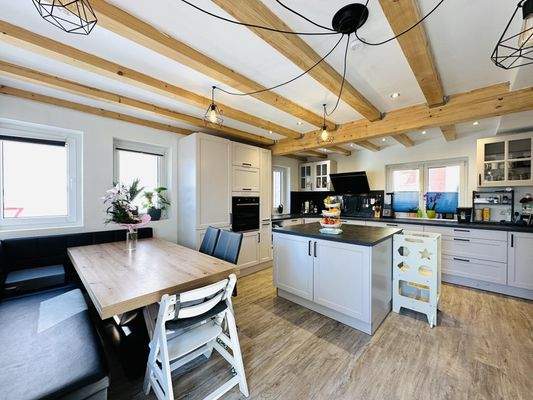 Esszimmer und Küche