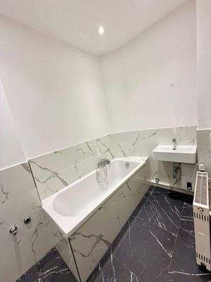 Innenliegendes Bad nach Renovierung ähnlich 2