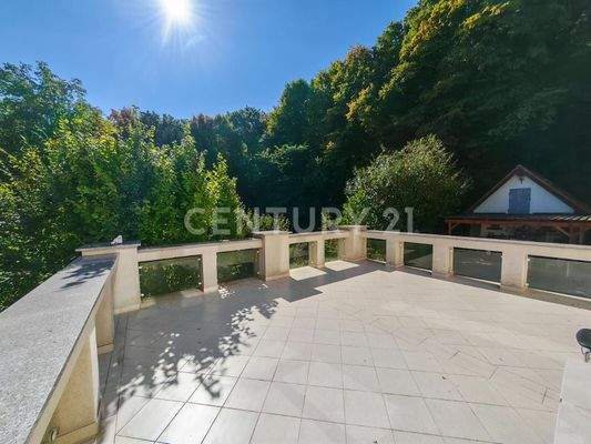MEGA Terrasse mit Blick wundervollem Waldblick
