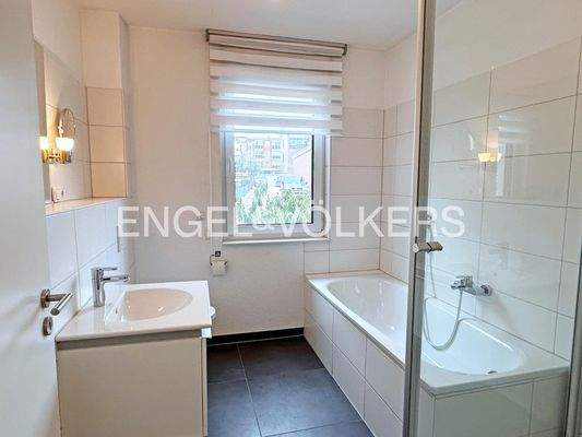 Hell & freundlich! Bad mit Wanne und ebenerdiger Dusche